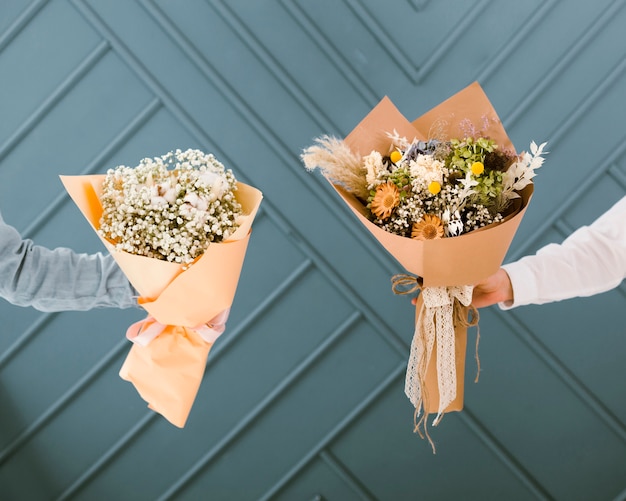 Nahaufnahmefrauen Die Schone Blumenstrausse Halten Premium Foto