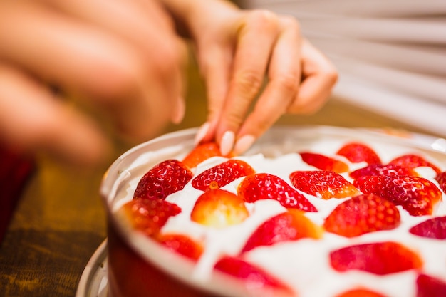 Nahaufnahmehande Die Kuchen Verzieren Kostenlose Foto