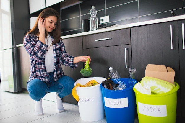 Nahaufnahmekonzept. müll zu hause sortieren. es gibt drei