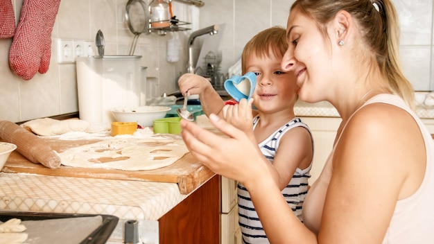 Nahaufnahmeporträt der jungen mutter, die ihrem