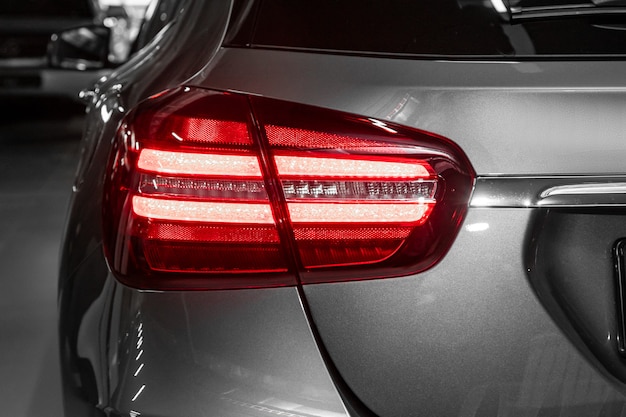Nahaufnahmerücklicht eines neuen halogengrauen übergangsautos. äußeres eines modernen autos. nahaufnahme detail auf einer der led leuchtet modernes auto. Premium Fotos