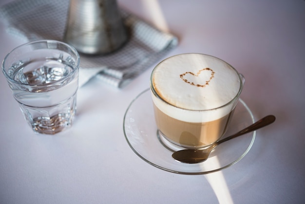 Nahaufnahmetasse kaffee latte mit glas wasser | Kostenlose Foto