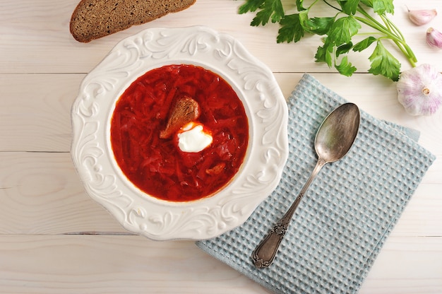 Nationale russische suppe mit borschtsch mit saurer sahne | Premium-Foto