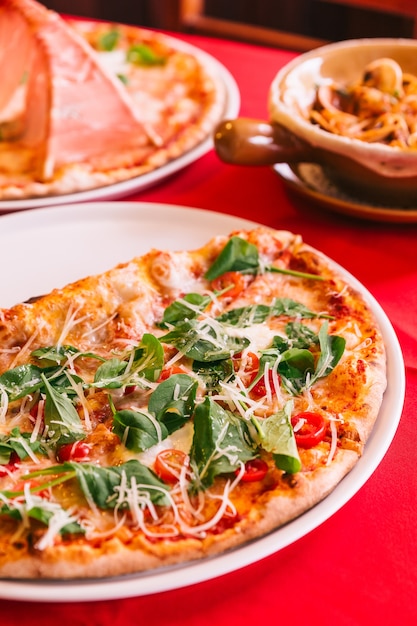 Neapolitanische pizza gemacht mit tomaten, basilikum und mozzarellakäse ...