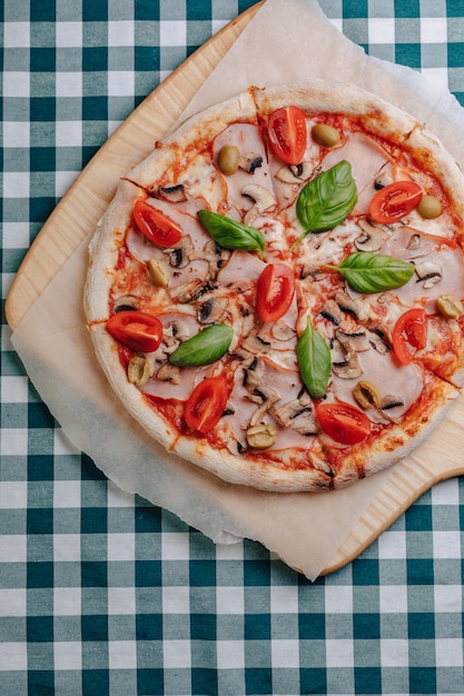 Neapolitanische pizza mit champignons, käse, rucola, basilikum, mit ...