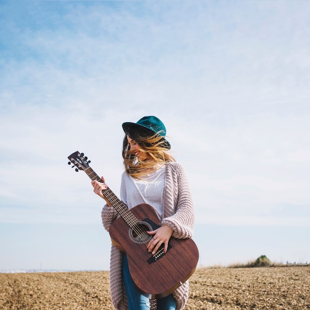 Nette Frau Mit Gitarre In Der Landschaft Kostenlose Foto