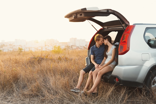 Nette Junge Paare In Der Liebe Die In Einem Auto Mit Einem Offenen Stamm Sitzt Kostenlose Foto