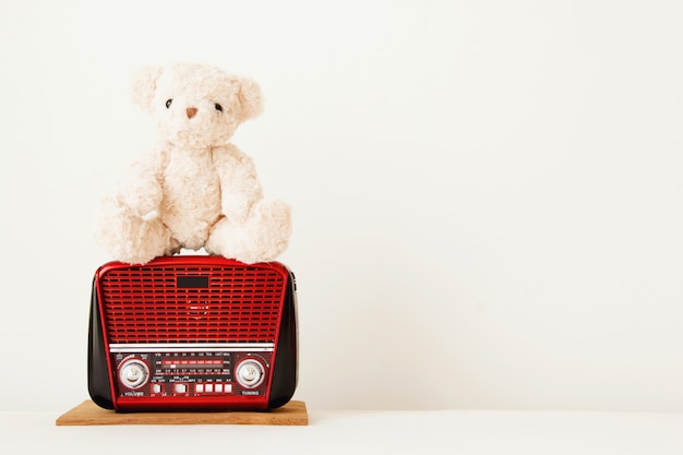 Netter teddybär hört lied vom roten radio dieser retrostil