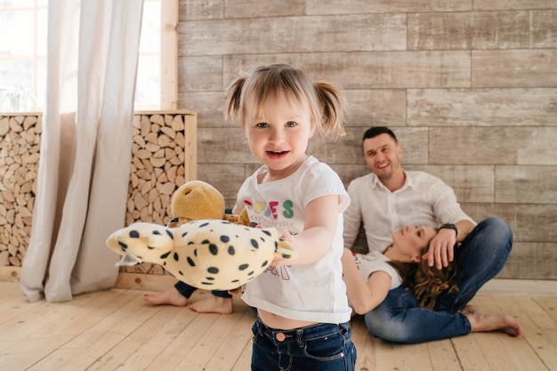 Nettes Kind Tochter Und Vater Kitzeln Mutter Die Spass Gute Zeit Zusammen Zu Hause Spielen Gluckliche Eltern Und Kleines Kind Madchen Geniessen Lustige Aktivitat Und Kommunikation Familie Lachen Entspannend Premium Foto