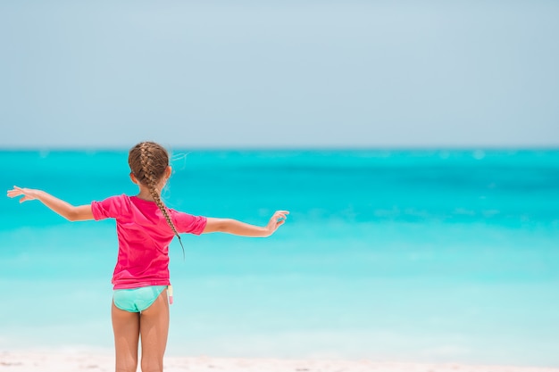 Nettes Kleines Mädchen Am Strand Während Der Karibischen Urlaub