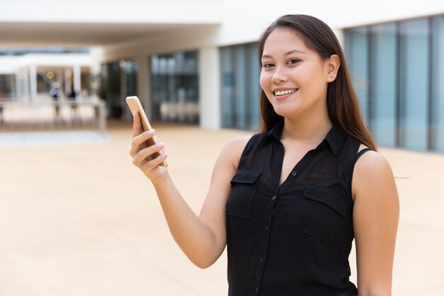 Nettes lächelndes studentenmädchen, das online-app verwendet Kostenlose Fotos