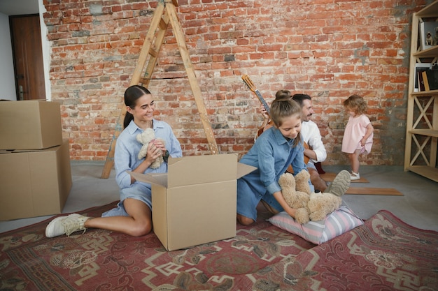 Neues leben. erwachsene familie zog in ein neues haus oder eine neue