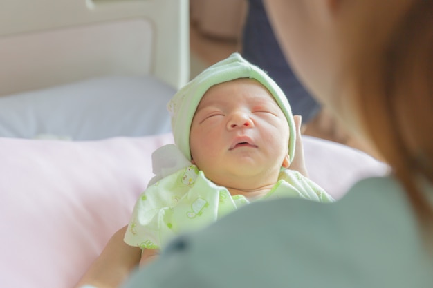 Neugeborenes Baby Das In Der Asiatischen Mutterhand Am Krankenhaus Schlaft Premium Foto