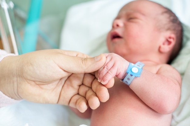 Neugeborenes Baby Im Krankenhaus Mit Identifikations Band Auf Seiner Hand Premium Foto