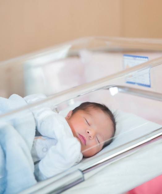 Neugeborenes Baby Schlaft In Der Krankenhauskrippe In Der Neugeborenen Kleidung Kostenlose Foto