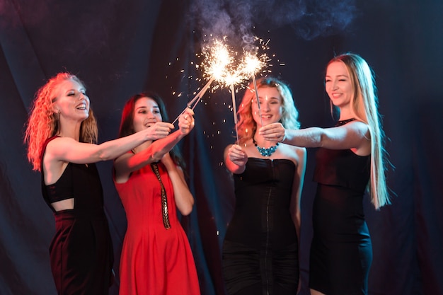 Neujahrsparty, feier und feiertagskonzept - gruppe von freunden, die