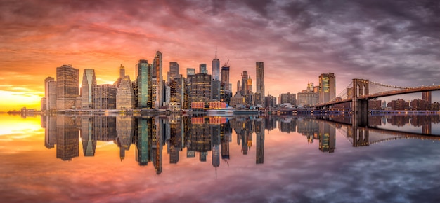 New york city skyline mit wolkenkratzern bei sonnenuntergang | Premium-Foto