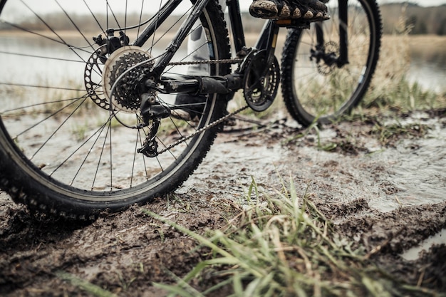 Niedriger abschnitt der füße des radfahrers auf fahrrad im