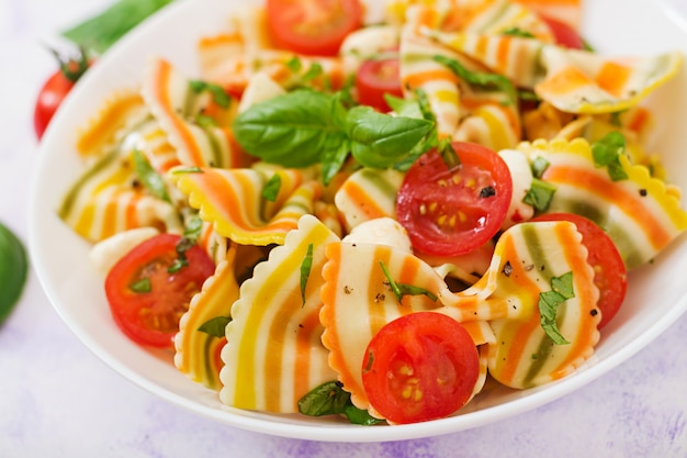Nudelfarbener farfalle-salat mit tomaten, mozzarella und basilikum ...