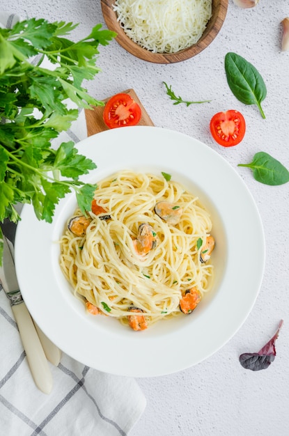 Nudeln in einer cremigen sauce mit muscheln, käse, knoblauch und ...