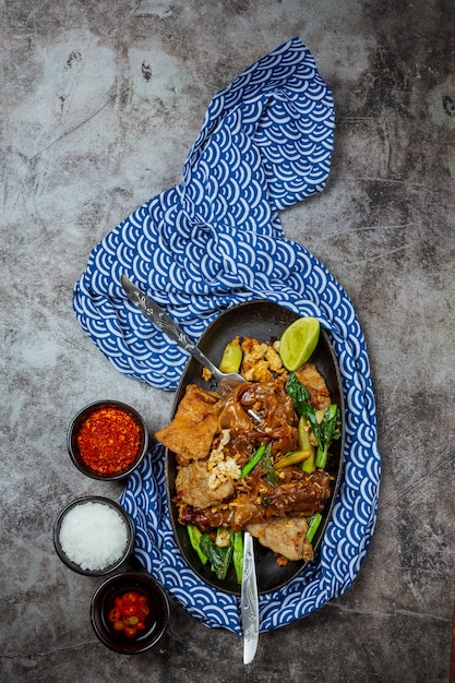 Nudeln mit großem schweinefleisch, thailändisches essen | Kostenlose Foto