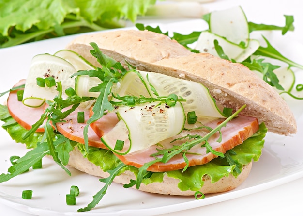Nützliches sandwich mit schinken und kräutern | Kostenlose Foto