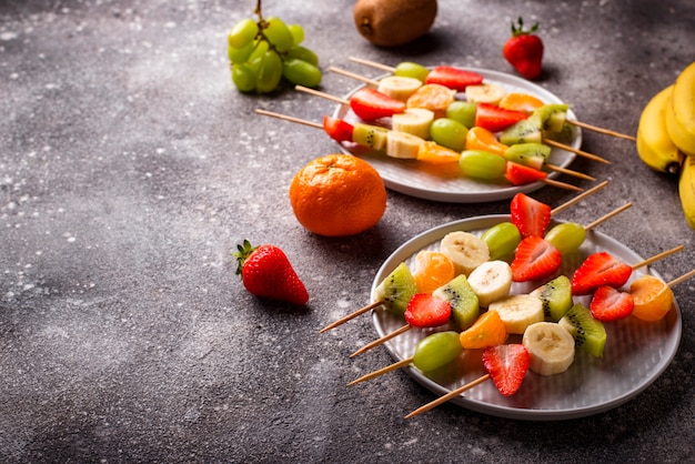 Obstspiesse Gesunder Sommersnack Premium Foto