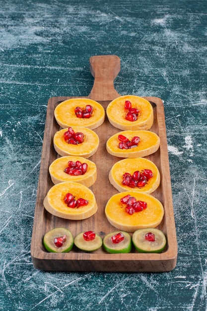 Obstteller mit gehackten und geschnittenen früchten der saison ...