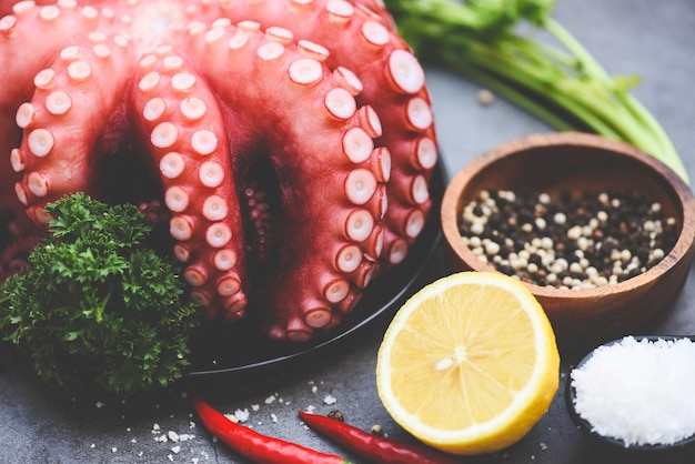 Octopus food salat auf schwarzem teller für gekochte meeresfrüchte ...
