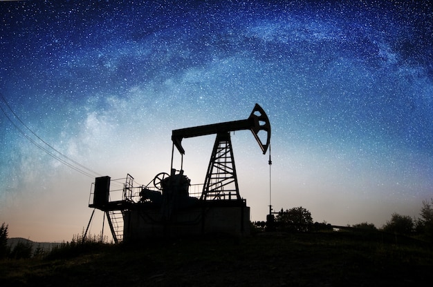 Ölpumpe auf dem ölfeld in der nacht Premium Fotos