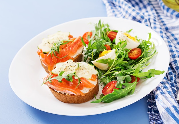 Offene sandwiches mit lachs-, frischkäse- und roggenbrot in einem ...