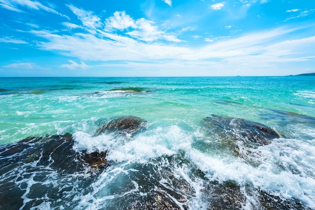 Offenes Meer Und Spritzwasser Am Strand Premium Foto