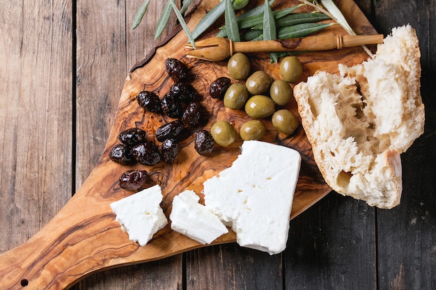 Oliven mit feta-käse und brot | Premium-Foto