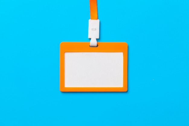 Orange ausweis mit kopienraum auf blauem papier Premium Fotos