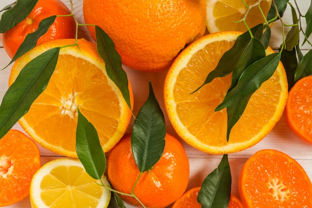 Orange, zitrone, flaches draufsichtmuster der zitrusfrüchte auf weißem ...