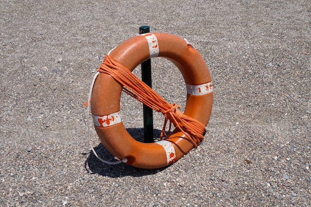 Orangenjacken mit seil, um schwimmer zu retten Premium Fotos