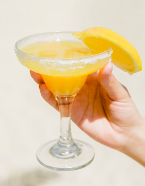 Orangensaftgetränk im glas in der hand Kostenlose Fotos