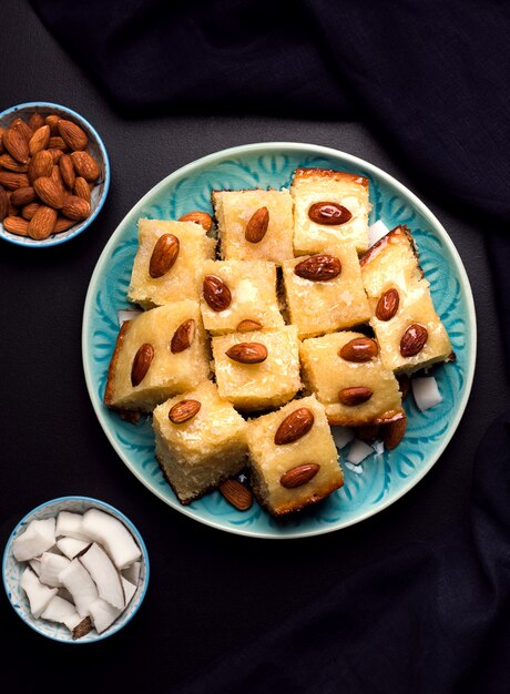 Orientalische küche süßwaren grießkuchen mit sirup, kokosnuss und ...