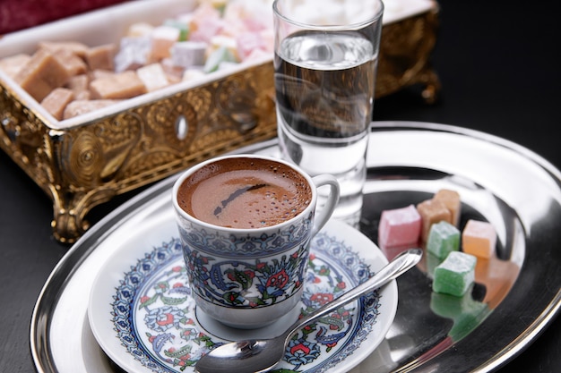 Orientalischer kaffee, mit wasser, türkischer freude, auf einer ...