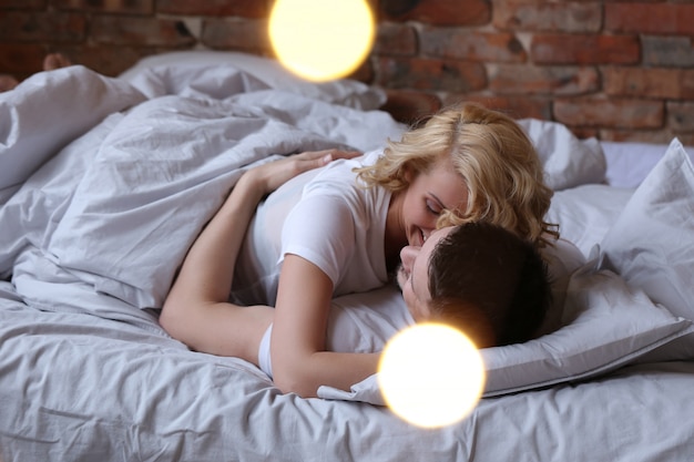 Paar, das im bett liebe macht Kostenlose Foto