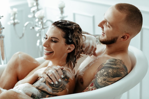 Paar in einer badewanne | Kostenlose Foto