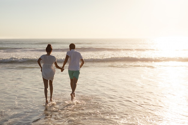 Paar Spaß Zusammen Am Strand Kostenlose Foto 