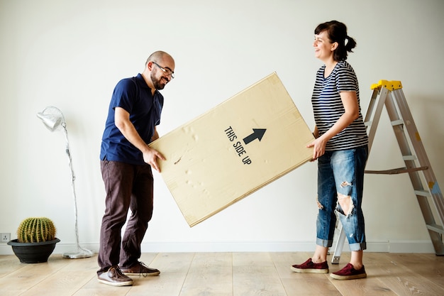 Paar umzug in neues haus PremiumFoto