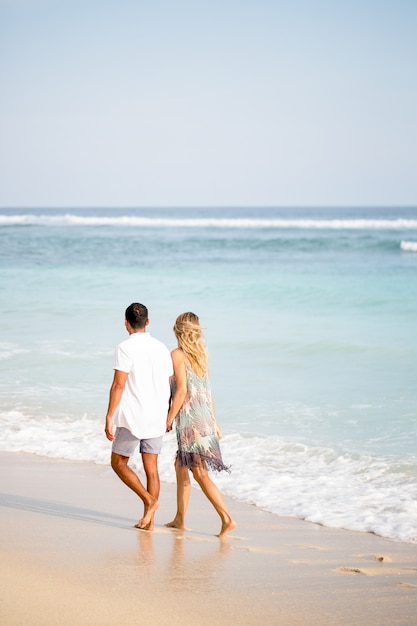 Paar Wandern Am Strand Auf Urlaub Kostenlose Foto