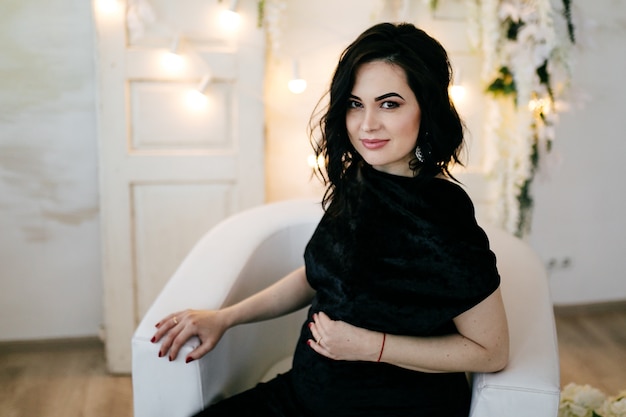 Paare des hübschen ehemanns und der hübschen pragnant frau, die am studio aufwerfen Kostenlose Fotos