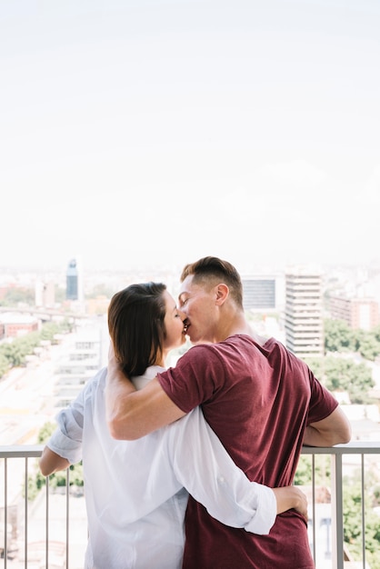  Paare  die auf balkon  umarmen und k ssen Kostenlose Foto