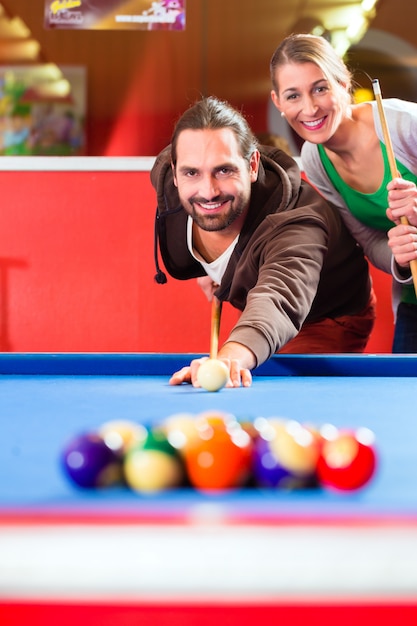 Paare, die billardspiel spielen Premium Fotos