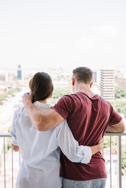  Paare  die stadt vom balkon  umarmen und betrachten 