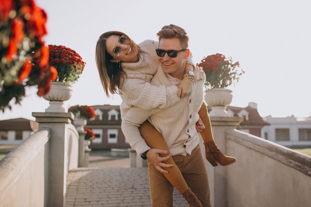 Paare Die Zusammen Spass Im Schloss Haben Kostenlose Foto