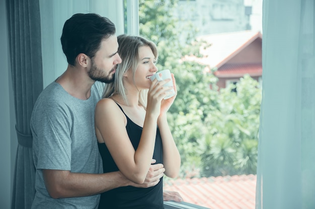 Paare im liebeshändchenhalten mit kaffee am morgen. Premium Fotos